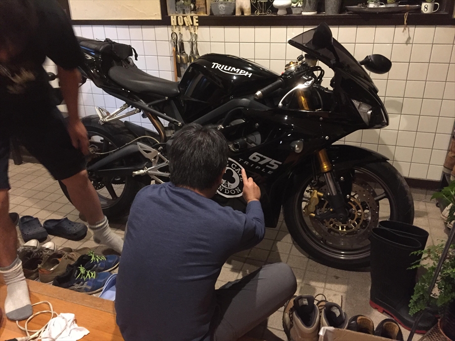 DAYTONA675に貼ってみた！ - エースカフェロンドン 日本公式サイト